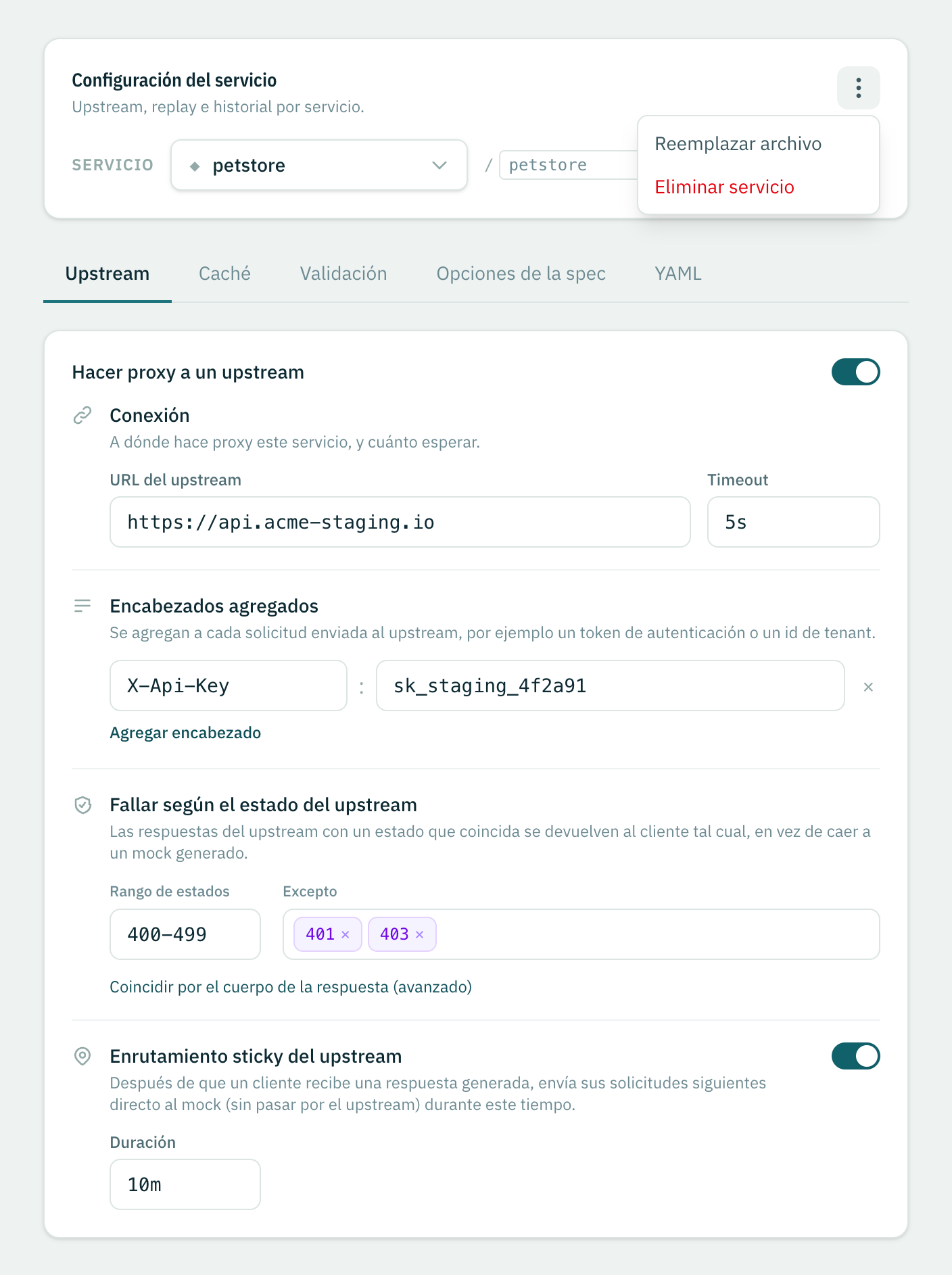 La página Configuración del servicio con el desplegable abierto, listando tres servicios estáticos y el servicio de OpenAPI petstore