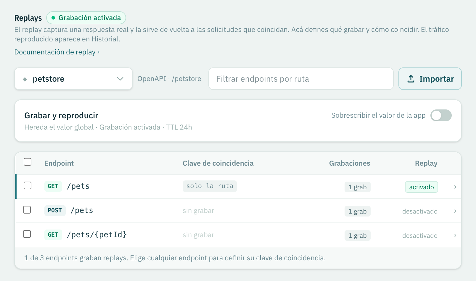 La vista Replays: píldora de grabación, ajustes de replay del servicio con replay automático, solo upstream y TTL, y la tabla de endpoints con chips de clave de coincidencia y conteos de grabaciones
