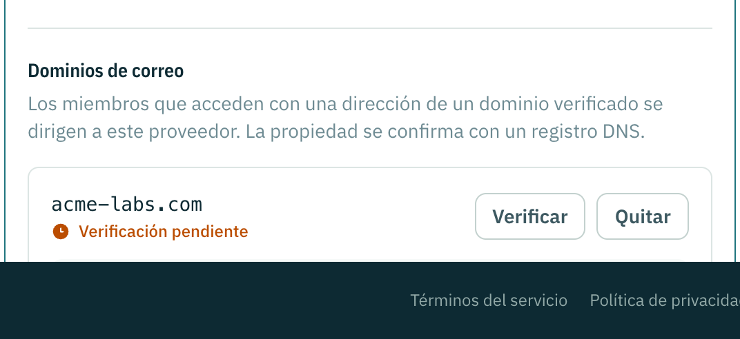 El panel de dominios de correo: un dominio verificado, otro mostrando el registro TXT que está esperando.