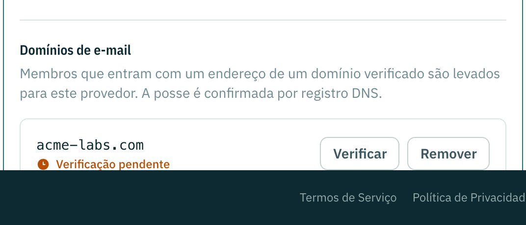 O painel de domínios de e-mail: um domínio verificado, outro mostrando o registro TXT que ele está esperando.