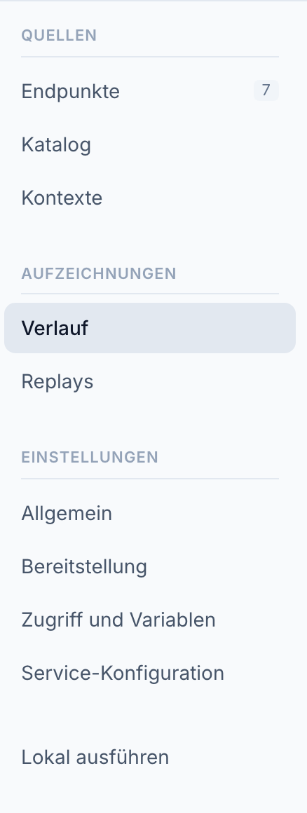 Die Seitenleiste einer Simulation: Quellen mit Endpunkten, Katalog und Kontexten; Aufzeichnungen mit Verlauf und Replays; Einstellungen mit Allgemein, Bereitstellung, Zugriff und Variablen und Service-Konfiguration