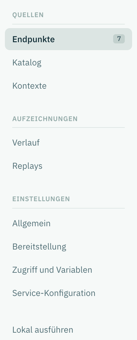 Die Seitenleiste der Simulation: Quellen mit Endpunkten, Katalog und Kontexten; Aufzeichnungen mit Verlauf und Replays; Einstellungen mit Allgemein, Bereitstellung, Zugriff und Variablen und Service-Konfiguration