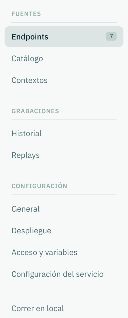 La barra lateral de la simulación: Fuentes con Endpoints, Catálogo y Contextos; Grabaciones con Historial y Replays; Configuración con General, Despliegue, Acceso y variables y Configuración del servicio