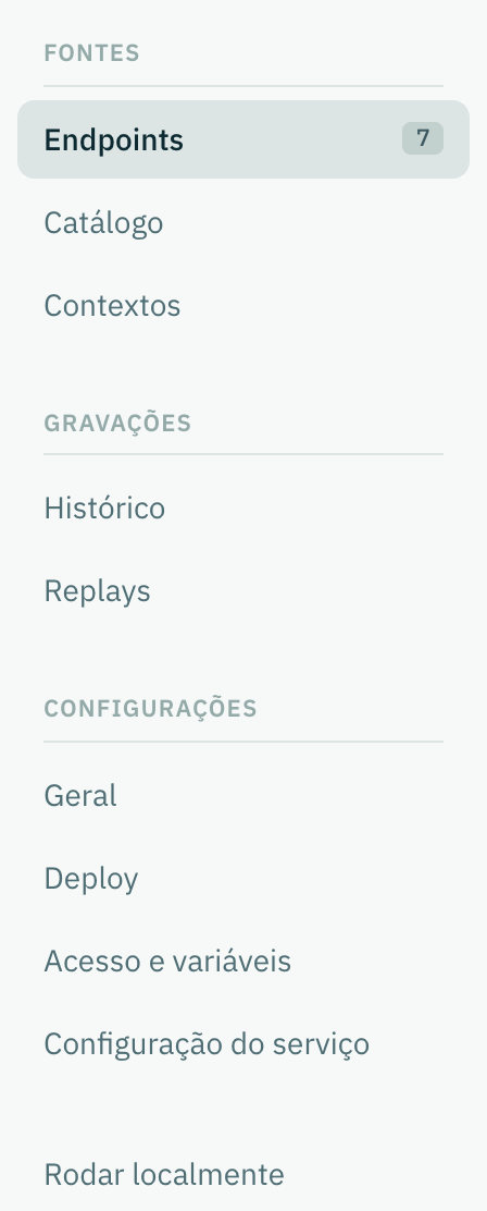 A barra lateral da simulação: Fontes com Endpoints, Catálogo e Contextos; Gravações com Histórico e Replays; Configurações com Geral, Deploy, Acesso e variáveis e Configuração do serviço
