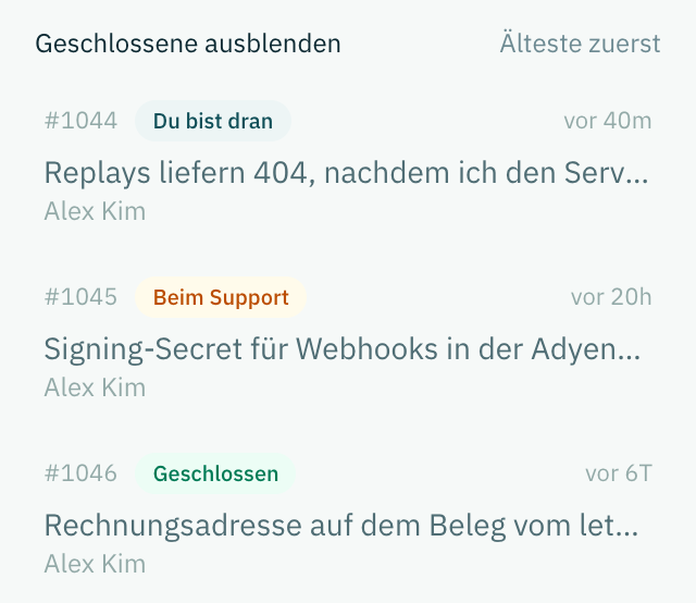 Die Anfragenliste mit drei Einträgen: einer mit Du bist dran, einer mit Beim Support, einer geschlossen, jeweils mit Nummer und Zeitpunkt der letzten Nachricht