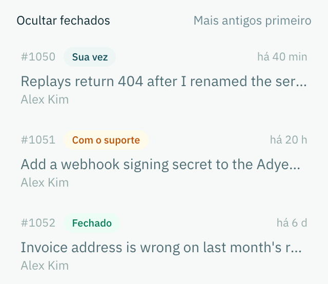 A lista de chamados com três chamados: um marcado Sua vez, um Com o suporte e um Fechado, cada um com o número dele e a hora da última mensagem
