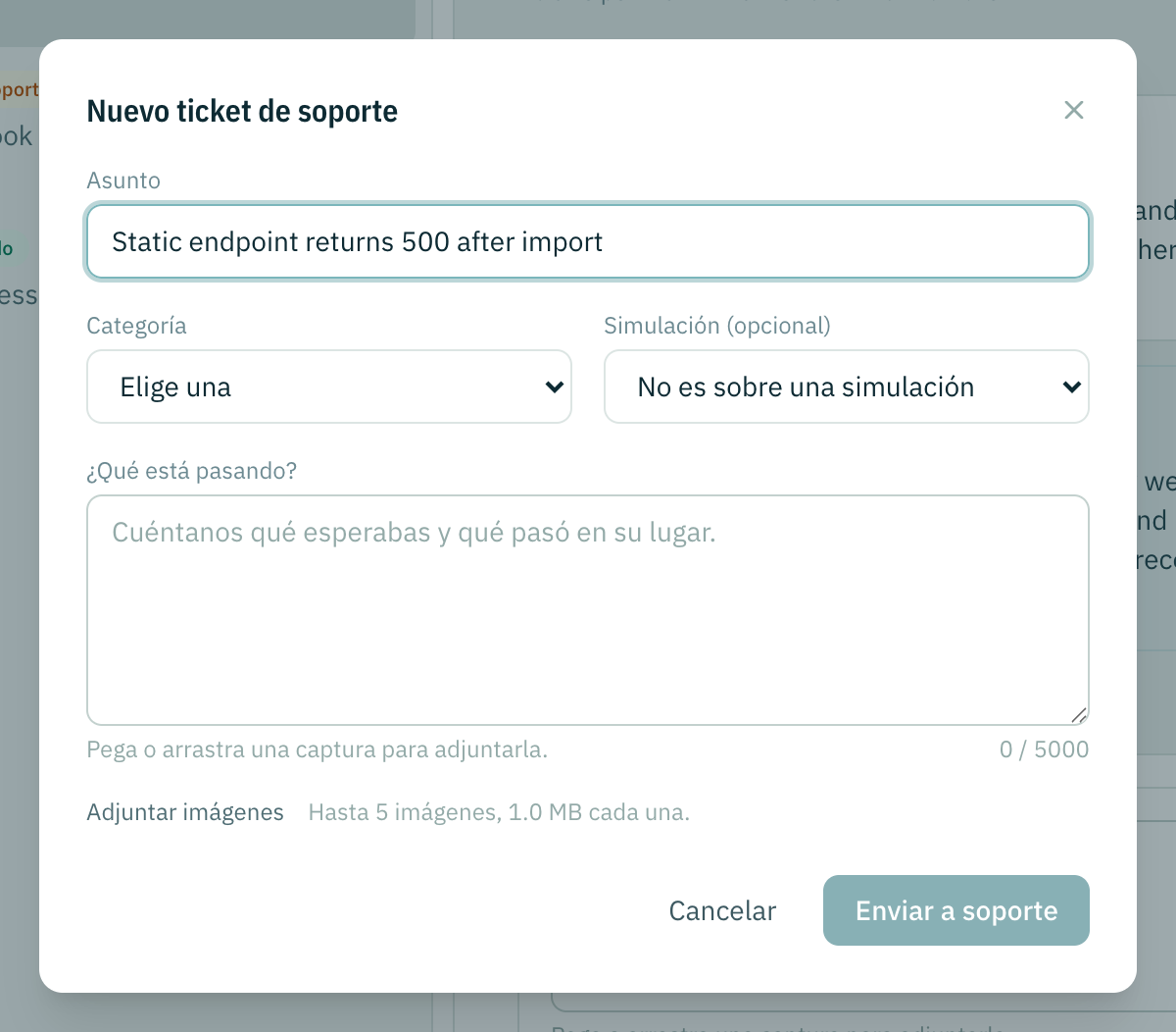 El formulario de ticket nuevo con un asunto completado, y los campos de categoría, una simulación opcional, la descripción y las imágenes que adjuntar