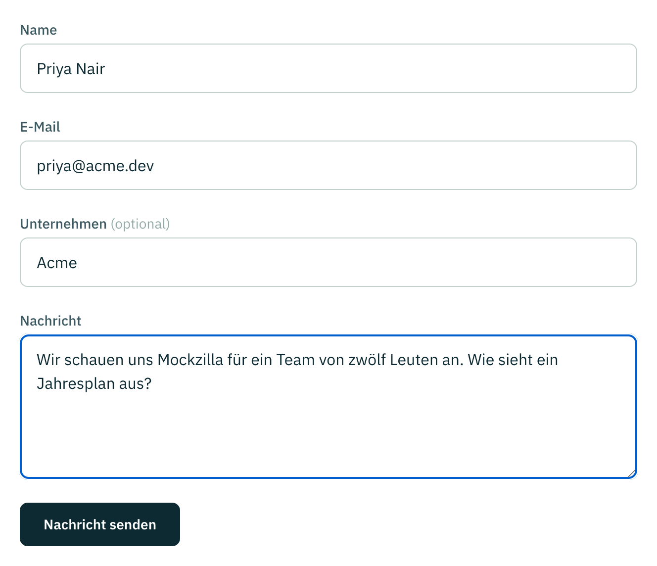 Das Kontaktformular mit Name, E-Mail, einem optionalen Feld für das Unternehmen und einer Nachricht, darüber der Button Nachricht senden