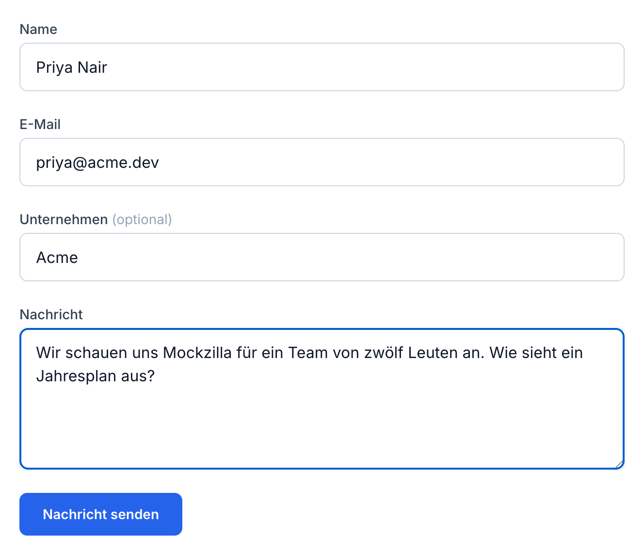 Das Kontaktformular mit Name, E-Mail, einem optionalen Feld für das Unternehmen und einer Nachricht, darüber der Button Nachricht senden