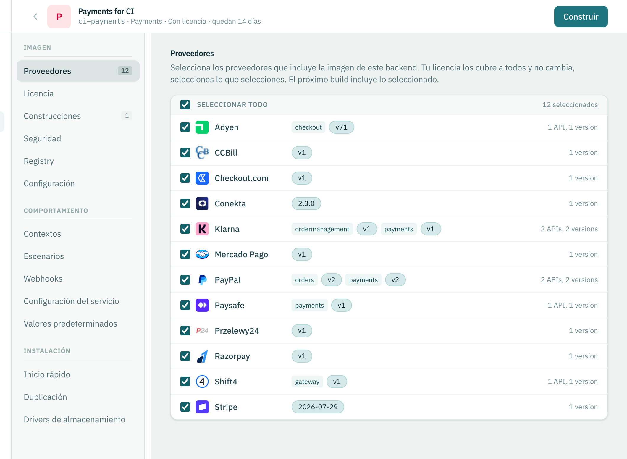 La página de un backend self-hosted: arriba su nombre, el nombre de la imagen y la licencia de prueba, a la izquierda las secciones Imagen, Comportamiento e Instalación, y sus Proveedores.